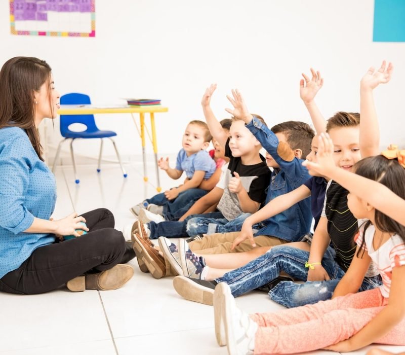 vista-perfil-grupo-estudiantes-preescolar-levantando-mano-tratando-participar-escuela_662251-1735